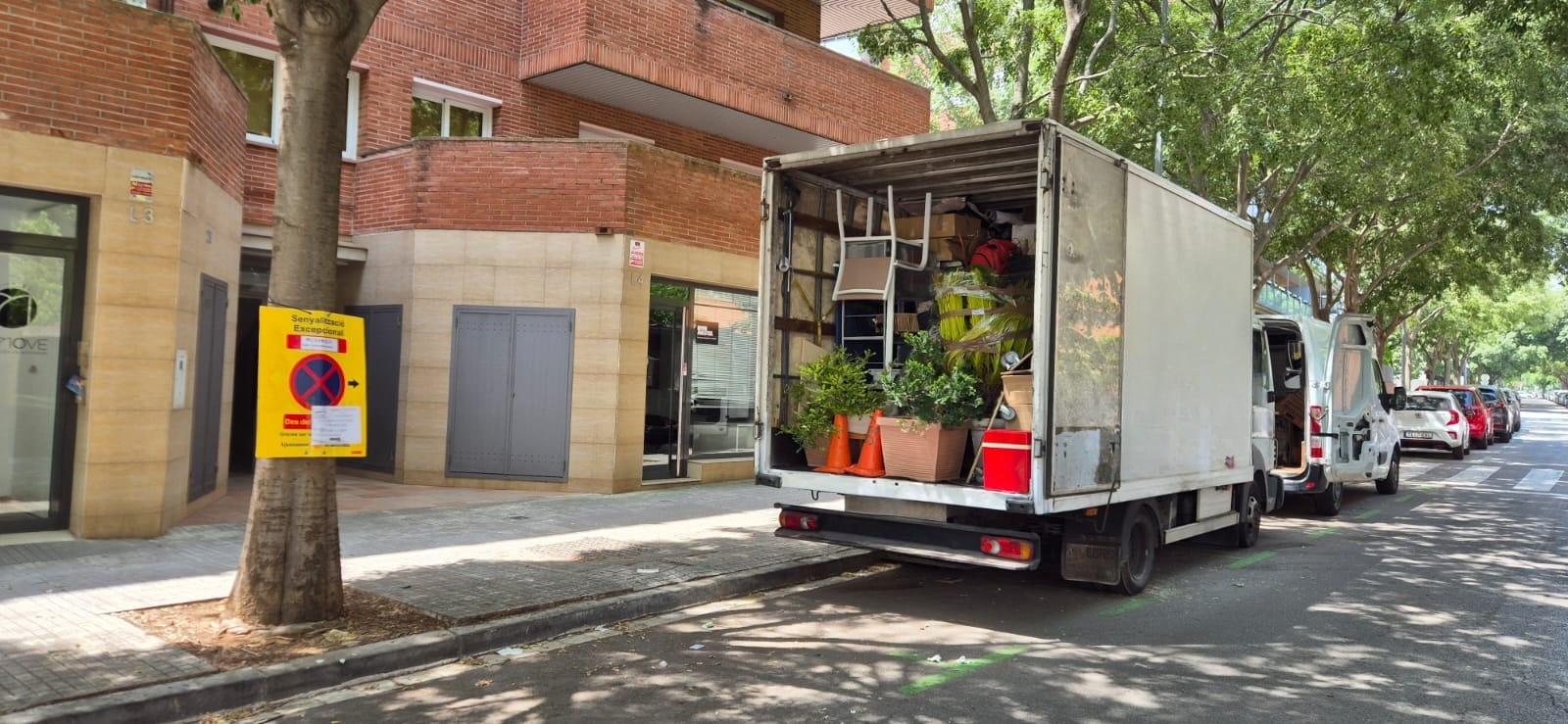 Equipo de Dracos cargando cajas en furgoneta durante una mudanza en Barcelona
